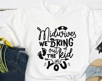 Vroedvrouwen brengen het kind in je T-shirt naar boven