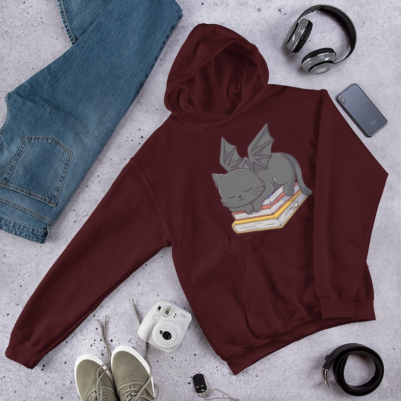 Katzen Drachen Hoodie | Netter Katzen-Drache, der auf Bücher schläft | Bücherwurm Geschenke | Geschenke für Leser Bild 1