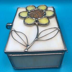 Stained Glass Flower Trinket Box yellow daisy floral design  chain opening white yellow design 4&quot; wide