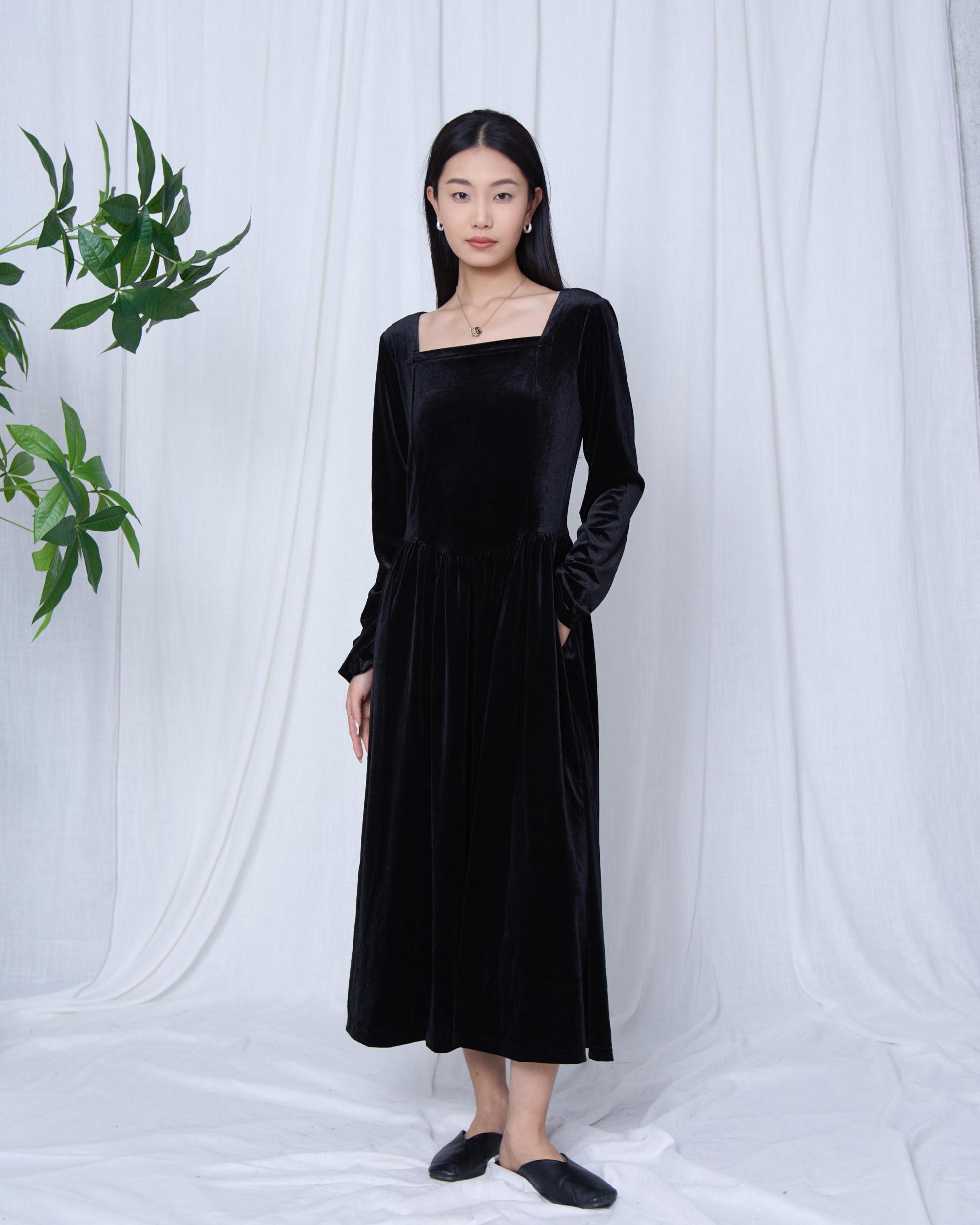 ワンピース meer. VELVET LONG DRESS /BLK Women's Black Velvet Midi Dress Square Neck Long Sleeve Flowy A