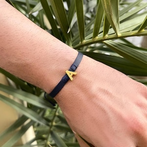 Pulsera de cuero con inicial personalizada • Pulsera con nombre ajustable para hombre • Regalo personalizado para él • Joyería minimalista de cuero para hombre