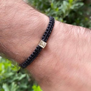 Pulsera personalizada con inicial para hombre • Cordón encerado ajustable • Pulsera de plata con nombre personalizado • Regalo para novio • Joyería minimalista resistente al agua