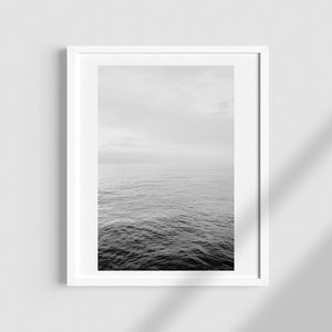 Ocean Wall Art, Gray Sea Print, Arte de pared en blanco y negro para dormitorio, Fotografía en blanco negro, Póster de olas de contemplación, Descarga digital