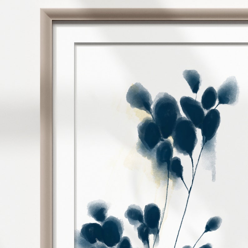 Peut inclure: Une peinture &agrave; l'aquarelle de fleurs bleues sur fond blanc. Les fleurs sont stylis&eacute;es et abstraites, avec des bords doux et un design d&eacute;licat et fluide.