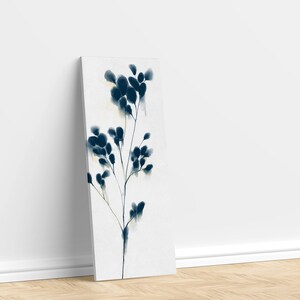 Peut inclure: Une peinture &agrave; l'aquarelle d'une branche florale bleue sur fond blanc. La peinture est encadr&eacute;e et pr&ecirc;te &agrave; &ecirc;tre accroch&eacute;e.