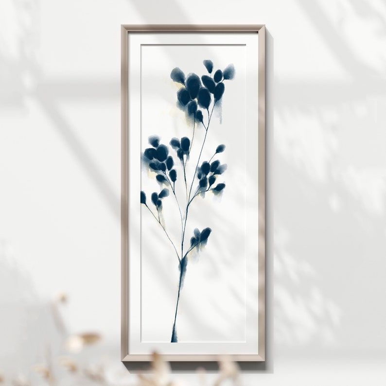 Peut inclure: Une impression encadr&eacute;e d'une peinture &agrave; l'aquarelle d'une branche florale bleue sur fond blanc.