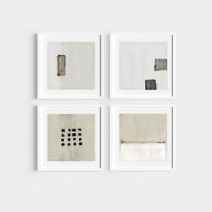 K&ouml;nnte beinhalten: Set aus vier abstrakten Kunstdrucken in wei&szlig;en Rahmen. Jeder Druck zeigt ein anderes geometrisches Design in Schwarz und Grau auf wei&szlig;em oder beigefarbenem Hintergrund.