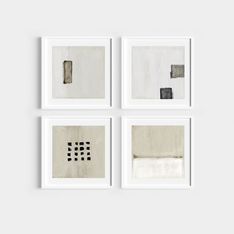 K&ouml;nnte beinhalten: Set aus vier abstrakten Kunstdrucken in wei&szlig;en Rahmen. Jeder Druck zeigt ein anderes geometrisches Design in Schwarz und Grau auf wei&szlig;em oder beigefarbenem Hintergrund.