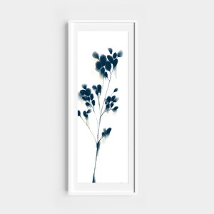 Peut inclure: Une peinture &agrave; l'aquarelle encadr&eacute;e d'une branche florale bleue sur fond blanc.