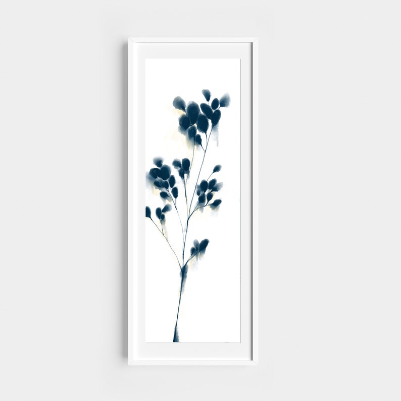 Peut inclure: Une peinture &agrave; l'aquarelle encadr&eacute;e d'une branche florale bleue sur fond blanc.