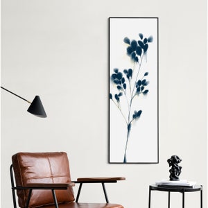 Peut inclure: Une impression encadr&eacute;e noire d'une peinture &agrave; l'aquarelle d'une branche florale bleue et blanche sur fond blanc.