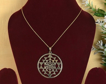 Sri Yantra Anhänger, Meditationsanhänger, türkisfarbener Steinanhänger,