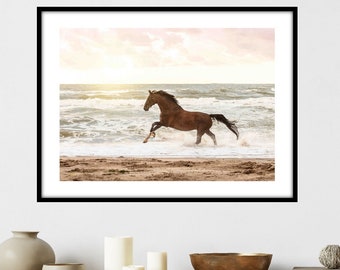 Kunstfotografie paard, bruin paard op strand bij zonsondergang, paard op strand print, paard fotografie prints, zonsondergang kunstfotografie paard poster