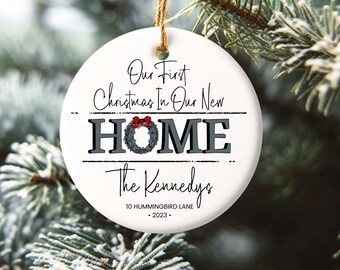 Personalizzato il nostro nuovo ornamento per la casa, primo regalo di Natale per la nuova casa sposata, regalo per la prima casa personalizzato, ornamento di Natale per la casa personalizzato,
