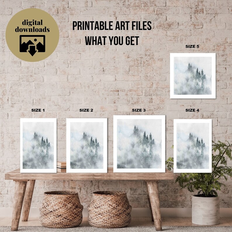 Op de afbeelding: Vijf verschillende formaten van afdrukbare kunstbestanden met een aquarel van een mistig bos. De tekst "PRINTABLE ART FILES WHAT YOU GET" staat bovenaan de afbeelding. De tekst "SIZE 1", "SIZE 2", "SIZE 3", "SIZE 4" en "SIZE 5" staat onder elke afbeelding.