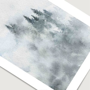 Op de afbeelding: Een aquarel schilderij van een bos sc&egrave;ne met bomen op de achtergrond en een mistige, bewolkte lucht op de voorgrond. Het schilderij is gemaakt in tinten blauw en grijs.