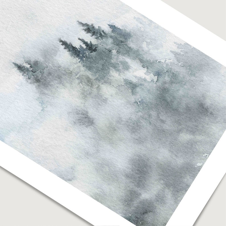 Op de afbeelding: Een aquarel schilderij van een bos sc&egrave;ne met bomen op de achtergrond en een mistige, bewolkte lucht op de voorgrond. Het schilderij is gemaakt in tinten blauw en grijs.