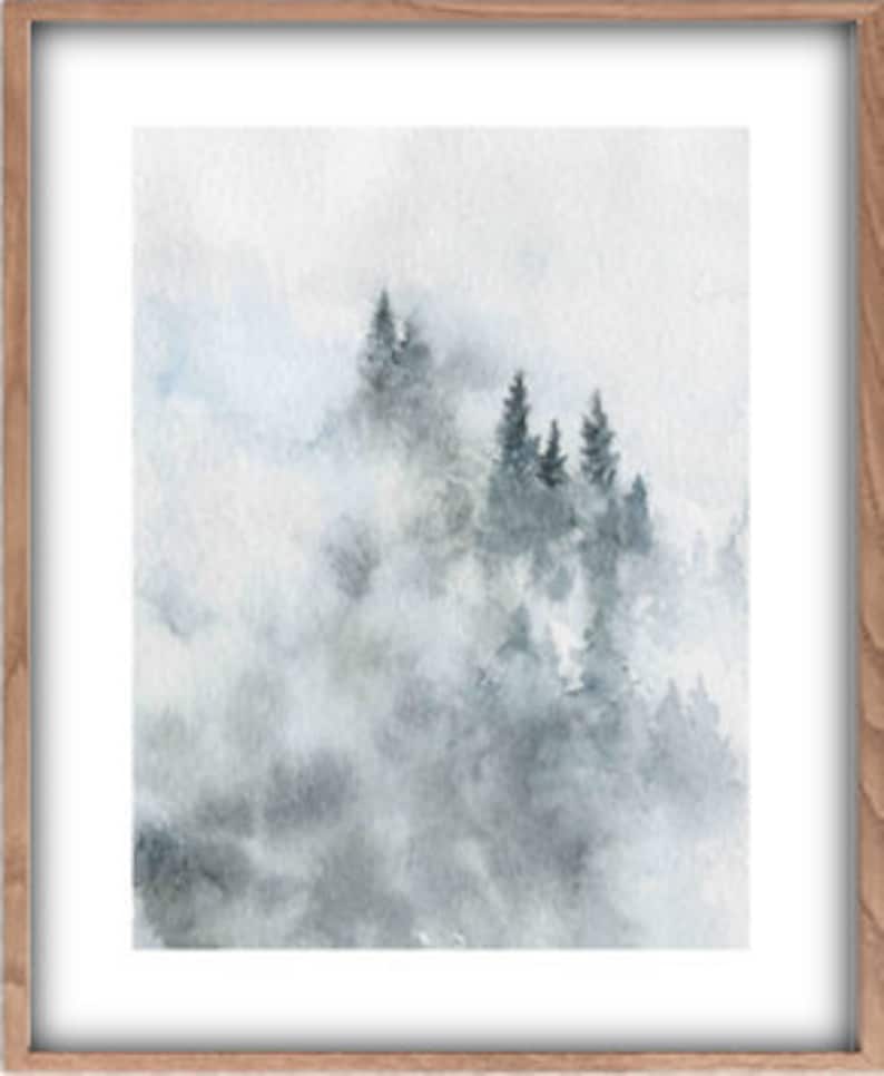 Op de afbeelding: Een aquarel schilderij van een mistige bossc&egrave;ne met hoge, donkergroene bomen die uit de mist komen. De lucht is lichtblauw met een zachte, wazige kwaliteit.
