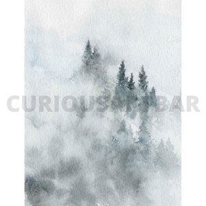 Op de afbeelding: Een aquarel schilderij van een mistige bossen sc&egrave;ne met hoge, donkergroene bomen gesilhouetteerd tegen een lichtgrijze achtergrond. De mist cre&euml;ert een gevoel van mysterie en diepte.