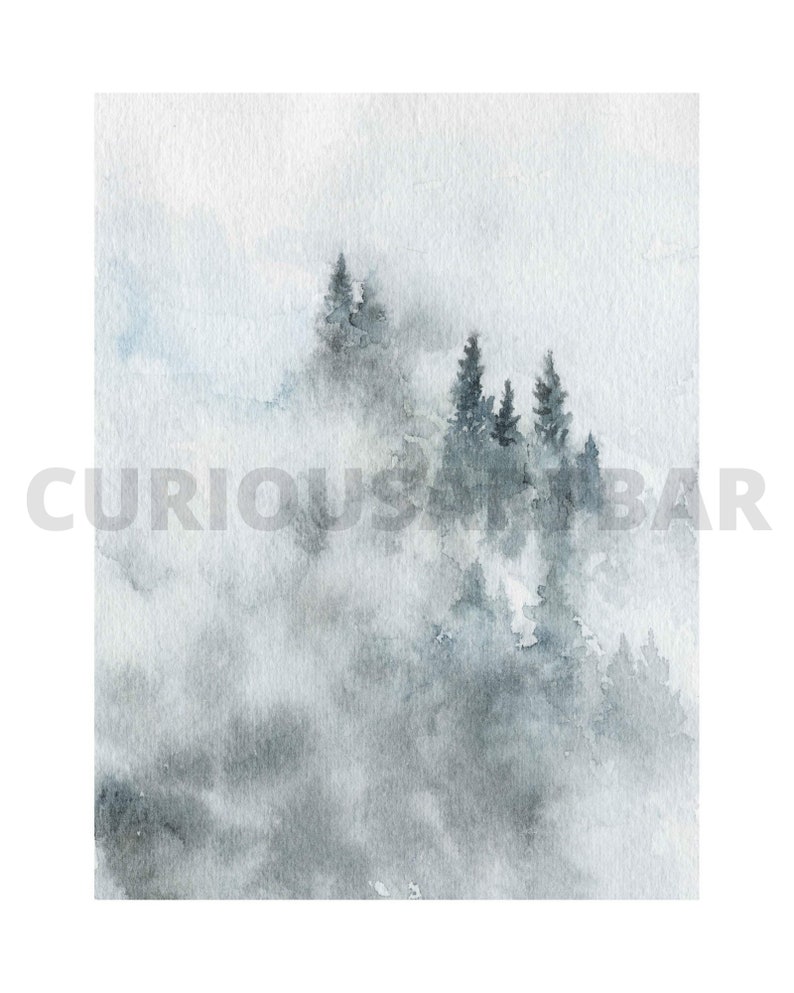Op de afbeelding: Een aquarel schilderij van een mistige bossen sc&egrave;ne met hoge, donkergroene bomen gesilhouetteerd tegen een lichtgrijze achtergrond. De mist cre&euml;ert een gevoel van mysterie en diepte.