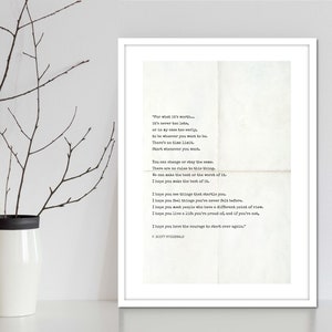 Può includere: Una stampa tipografica in bianco e nero con una citazione di F. Scott Fitzgerald. La citazione recita: "Per quello che vale... non è mai troppo tardi, o nel mio caso troppo presto, per essere chi vuoi essere. Non c'è limite di tempo. Inizia quando vuoi. Puoi cambiare o rimanere lo stesso. Non ci sono regole per questa cosa. Possiamo fare il meglio o il peggio di essa. Spero che tu faccia il meglio di essa. Spero che tu veda cose che ti stupiscano. Spero che tu senta cose che non hai mai sentito prima. Spero che tu incontri persone che hanno un punto di vista diverso. Spero che tu viva una vita di cui sei orgoglioso, e se non lo sei, spero che tu abbia il coraggio di ricominciare."