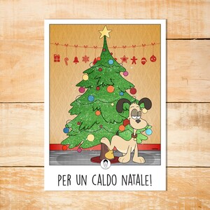 Biglietto comico per un caldo Natale, illustrazione digitale natalizia, regalo a fumetti, cane fa pipì sotto l'albero, download digitale