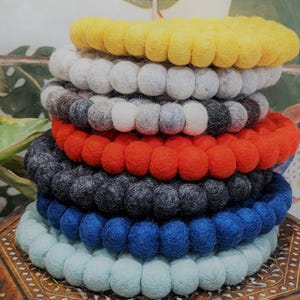 Sets de table boules en feutre amusants (grands)
