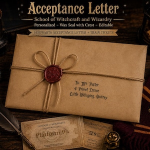 Peut inclure: Une enveloppe en papier beige nouée avec de la ficelle et un sceau en cire rouge, adressée à Mr. Potter au 4 Privet Drive. Deux billets de train pour la voie 9 3/4 sont posés dessous. Le texte indique Acceptance Letter, School of Witchcraft.