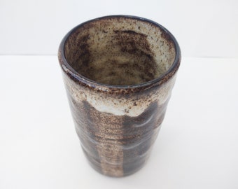 Fizzy Ceramics が作った、黒い陶器のろくろに乗せた暗い縞模様の花瓶