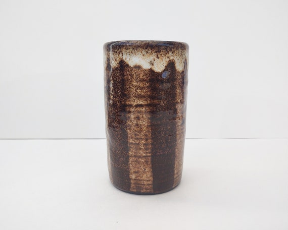 Fizzy Ceramics が作った、黒い陶器のろくろに乗せた暗い縞模様の花瓶