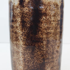Dunkel gestreifte Blumenvase auf schwarzer Steinzeugscheibe von Fizzy Keramik Bild 7