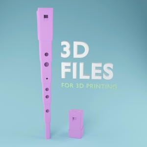 以下が含まれることがあります： ピンクのフルートの3Dプリント可能なデザイン。デザインは2つの部分に分かれており、フルートの本体とマウスピース用の別のパーツがあります。テキスト「3D FILES FOR 3D PRINTING」は、薄い青色の背景に白い文字で表示されています。