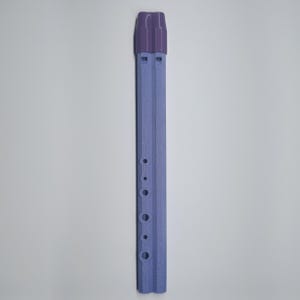 Può includere: Un flauto di plastica viola con sei fori per le dita e un bocchino viola.