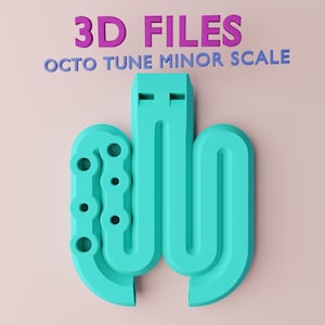 以下が含まれることがあります： ターコイズ色の楽器の3Dレンダリング。おそらく笛またはフルートで、ユニークな曲線デザインです。「3D FILES」の紫色の文字と「OCTO TUNE MINOR SCALE」の青色の文字が、楽器の上に薄いピンク色の背景に表示されています。