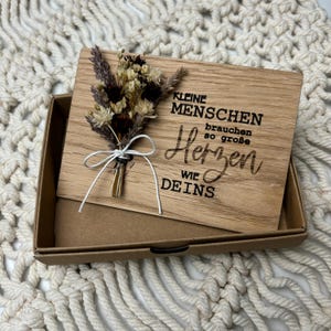 Holzkarte Kleine Menschen brauchen große Herzen | Kindergartenabschied | Abschiedsgeschenk Kindergarten | Geschenk für Erzieher