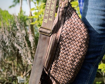 XL personalisierte Slingbag Bauchtasche groß Ledertasche Crossbodybag Umhängetasche Tasche taupe Bauchtasche Ledergurt ohne Stoffgurt