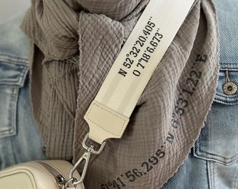 Personalisiertes Gurtband Silber Karabiner Handykette Handyband Initialen Name Koordinaten Taschengurt Gurt Band für Taschen Bagstrap