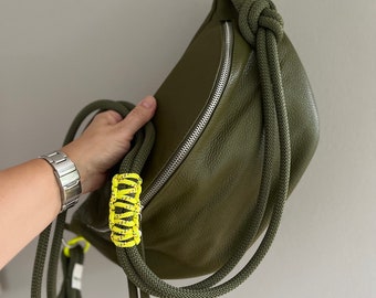 XL Slingbag Slingtasche Bauchtasche groß Ledertasche Crossbodybag Umhängetasche Tasche oliv grün  Bauchtasche mit Ledergurt ohne Stoffgurt