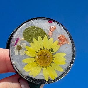 Poignée florale pour téléphone en résine et vraies fleurs. Poignée pour téléphone avec fleurs. Jolie prise en main pour téléphone. Poignée de téléphone personnalisée. Poignée fleur pour téléphone.