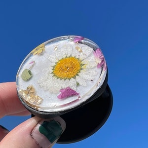 Poignée florale pour téléphone en résine et vraies fleurs. Poignée pour téléphone avec fleurs. Jolie prise en main pour téléphone. Poignée de téléphone personnalisée. Poignée fleur pour téléphone.