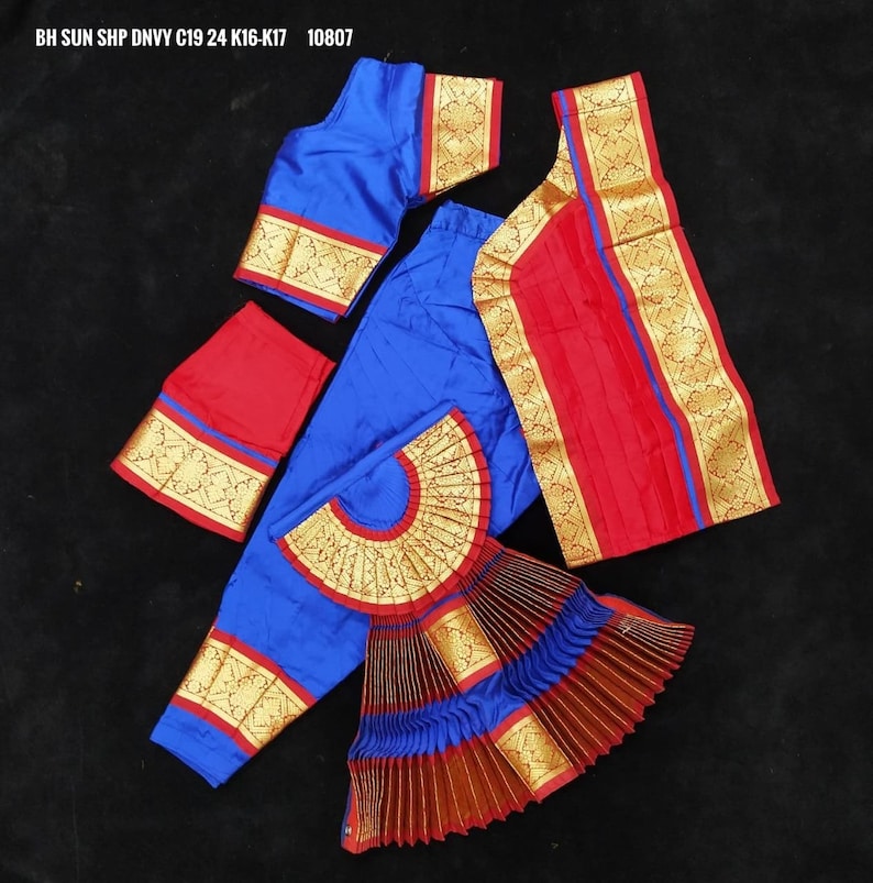 Puede incluir: Un traje de baile azul y rojo con ribetes dorados. El traje incluye una falda, una blusa, un cintur&oacute;n y un abanico. La falda es plisada y tiene un ribete dorado. La blusa tiene un ribete dorado y un borde rojo. El cintur&oacute;n es rojo con ribete dorado. El abanico est&aacute; hecho de tela azul y dorada.