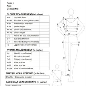 Puede incluir: Un dibujo en blanco y negro de una figura femenina con medidas etiquetadas en pulgadas para tomar medidas corporales para la ropa. Las medidas incluyen el ancho de los hombros, la circunferencia del busto, la circunferencia de la cintura, la circunferencia de las caderas y la circunferencia del muslo.