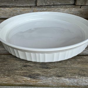 Corning Ware Forma do pieczenia quiche F-3-B Forma do tarty i ciasta 24 cm, biała, żebrowana, vintage Corning Ware Bakeware
