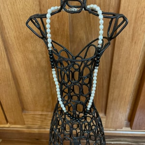 Collier vintage de perles de culture et de perles noires de 18 po. Collier de perles blanches, crochet de sécurité en métal argenté, cadeau pour maman, cadeau de remise des diplômes