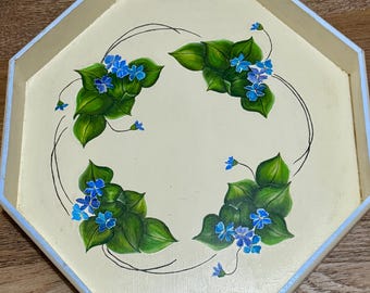 Bandeja de madera vintage pintada a mano con diseño floral azul para tocador, firmada por RAM en 1977.