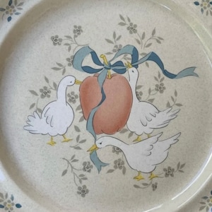 Marmalade Country Geese Runde Chop Platten Servierplatten International Tableworks Scalloped Trim Blaue Bänder Apfel Weiß Gänse 2er Set #UT