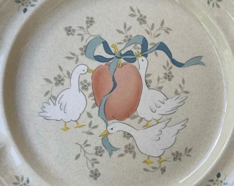 Marmalade Country Geese Round Chop Plates Platters International Tableworks Scalloped Trim Blue Ribbons Apple White Geese Set of 2 #UT