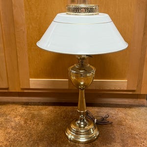 Par vintage mässingsbordslampor i mässing med metallskärmar i Toleware-stil, 61 cm höga, elektriska lampor i kolonialstil, bordsbelysning från mitten av århundradet