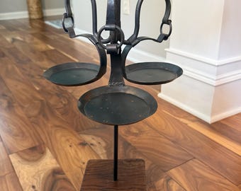 Candelabro de hierro forjado brutalista vintage de mediados de siglo, forjado a mano, de 3 niveles, arte primitivo de estudio, herrería sobre bloque de madera maciza.