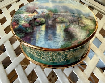 Thomas Kinkade ""Blossom Bridge"" Porzellan Spieluhr Sonnenaufgang Sonnenuntergang Orchestrina."
